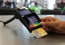Jak lepiej płacić kartą w euro czy w złotówkach?