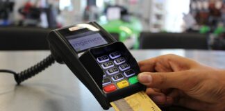 Jak lepiej płacić kartą w euro czy w złotówkach?