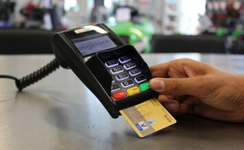 Jak lepiej płacić kartą w euro czy w złotówkach? Jak lepiej płacić kartą w euro czy w złotówkach?