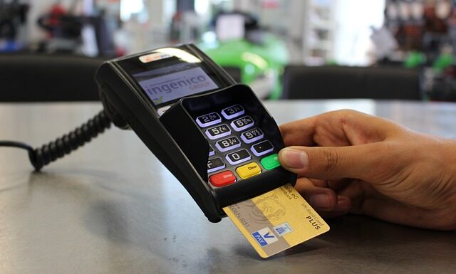 Jak lepiej płacić kartą w euro czy w złotówkach? Jak lepiej płacić kartą w euro czy w złotówkach?