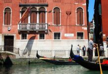 Ile osób wchodzi do gondoli w Wenecji?