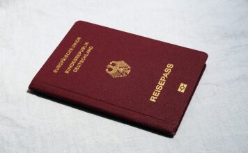 Co jest ważniejsze dowód czy paszport? Co jest ważniejsze dowód czy paszport?