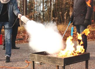 Czy gaśnicę można przewozić w bagażniku?
