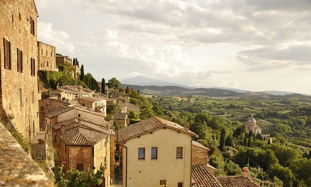 Dlaczego po polsku mówi się Włochy a nie Italia? Dlaczego po polsku mówi się Włochy a nie Italia?