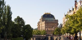 Czy w Czechach trzeba jeździć na światłach?