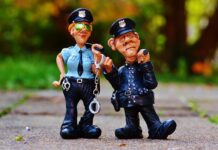 Czy policjant może wziąć dowód do ręki?