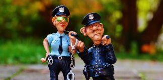 Czy policjant może wziąć dowód do ręki?