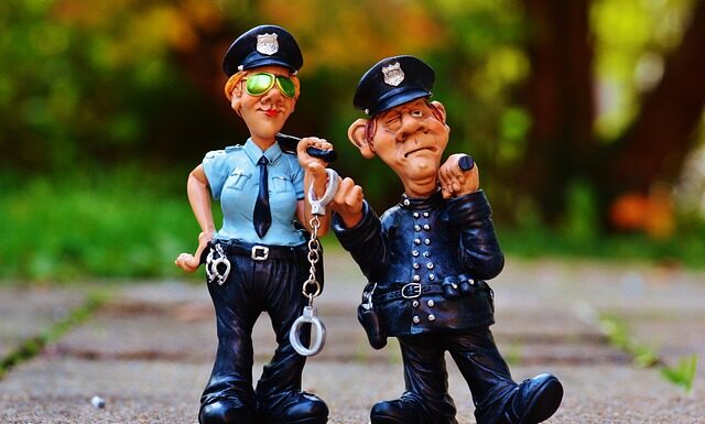 Czy policjant może wziąć dowód do ręki?